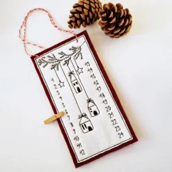 Kleiner Adventskalender aus Filz in weinrot, bestickt - 