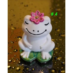 kleiner Froschkönig mit Blume aus Raysin