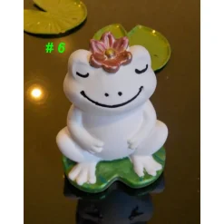 kleiner Froschkönig mit Blume aus Raysin