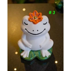 kleiner Froschkönig mit Blume aus Raysin