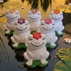 kleiner Froschkönig mit Blume aus Raysin