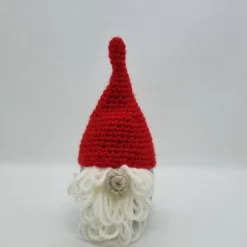 Kleiner gehäkelter Wichtel zur Dekoration