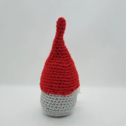 Kleiner gehäkelter Wichtel zur Dekoration