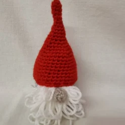 Kleiner gehäkelter Wichtel zur Dekoration