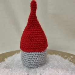 Kleiner gehäkelter Wichtel zur Dekoration