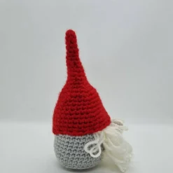 Kleiner gehäkelter Wichtel zur Dekoration