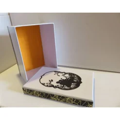 Kleiner Geschenkkarton mit Scherenschnitt - Nostalgiemotiv auf Reispapier Liebespaar auf der Bank