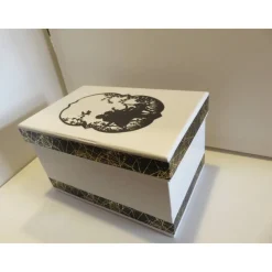 Kleiner Geschenkkarton mit Scherenschnitt - Nostalgiemotiv auf Reispapier Liebespaar auf der Bank