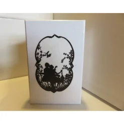 Kleiner Geschenkkarton mit Scherenschnitt - Nostalgiemotiv auf Reispapier Liebespaar auf der Bank