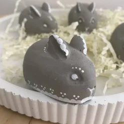 Kleiner Osterhase aus Beton, grau oder weiß, bemalt weiß oder neon, ca. 5,5 cm