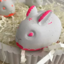 Kleiner Osterhase aus Beton, grau oder weiß, bemalt weiß oder neon, ca. 5,5 cm