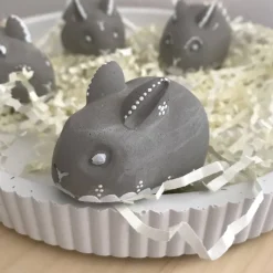 Kleiner Osterhase aus Beton, grau oder weiß, bemalt weiß oder neon, ca. 5,5 cm