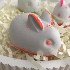 Kleiner Osterhase aus Beton, grau oder weiß, bemalt weiß oder neon, ca. 5,5 cm