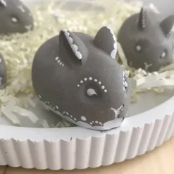 Kleiner Osterhase aus Beton, grau oder weiß, bemalt weiß oder neon, ca. 5,5 cm