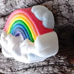 Kleiner Regenbogen auf einer Wolke für Gedenkecke oder Grabschmuck handbemalt (Kunststein)