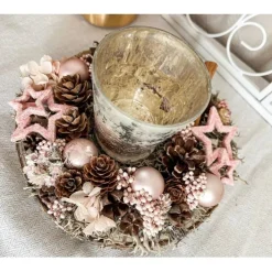 kleines Adventsgesteck mit Windlicht Glas in rosa mit Trockenblumen