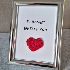 Kleines Bild "ES KOMMT EINFACH VON HERZEN" mit gehäkeltem Herz zum Muttertag