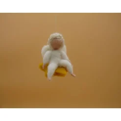 kleines gefilzte Engelchen auf Stern