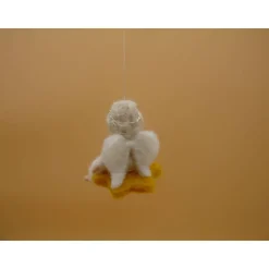 kleines gefilzte Engelchen auf Stern