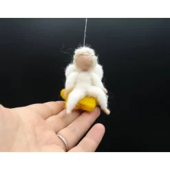 kleines gefilzte Engelchen auf Stern