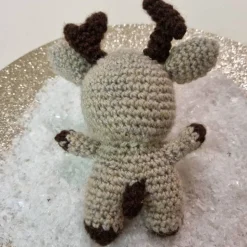 Kleines gehäkeltes Rentier zur Dekoration