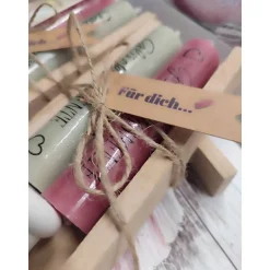 Kleines Geschenkset Stabkerzen (kurz) mit Kerzenhalter auf Holzklötzchen