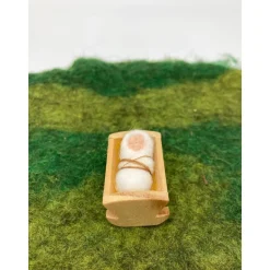 Kleines Jesuskind in der Krippe, Filzkrippe, Krippenfiguren aus Wollfilz