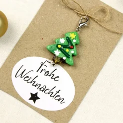 Kleines Weihnachtsgeschenk – Glas Tannenbaum Anhänger mit Karabiner auf Karte