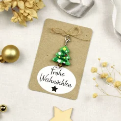Kleines Weihnachtsgeschenk – Glas Tannenbaum Anhänger mit Karabiner auf Karte