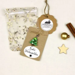 Kleines Weihnachtsgeschenk – Glas Tannenbaum Anhänger mit Karabiner auf Karte