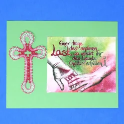 Klöppel-Kreuz 1 – Handgemachtes Kreuz aus Leinengarn in Weiß-Rot 10,5 cm x 6 cm