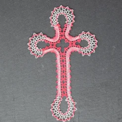 Klöppel-Kreuz 1 – Handgemachtes Kreuz aus Leinengarn in Weiß-Rot 10,5 cm x 6 cm