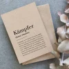 Kämpfer Definition Karte für Männer – Personalisierbare Mutmacher Karte aus Kraftpapier bei Krankheit & Krise | A6 Postkarte als Geschenk