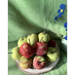 Knackige Äpfel aus der echten Wolle in grün oder rot gefilzter Apfel