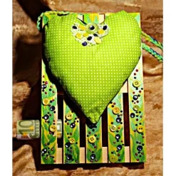 Künstlerische Wanddekoration FRÜHLINGSHERZERL Herzkissen auf einer Mini-Palette aus Holz Geldgeschenk