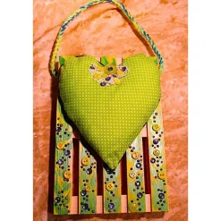 Künstlerische Wanddekoration FRÜHLINGSHERZERL Herzkissen auf einer Mini-Palette aus Holz Geldgeschenk