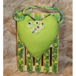 Künstlerische Wanddekoration FRÜHLINGSHERZERL Herzkissen auf einer Mini-Palette aus Holz Geldgeschenk