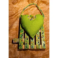 Künstlerische Wanddekoration FRÜHLINGSHERZERL Herzkissen auf einer Mini-Palette aus Holz Geldgeschenk