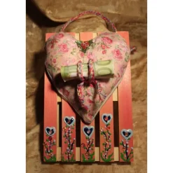 Künstlerische Wanddekoration ROSENHERZERL Herzkissen auf einer Mini-Palette aus Holz Geldgeschenk