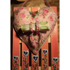 Künstlerische Wanddekoration ROSENHERZERL Herzkissen auf einer Mini-Palette aus Holz Geldgeschenk