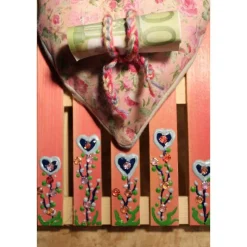 Künstlerische Wanddekoration ROSENHERZERL Herzkissen auf einer Mini-Palette aus Holz Geldgeschenk