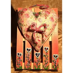 Künstlerische Wanddekoration ROSENHERZERL Herzkissen auf einer Mini-Palette aus Holz Geldgeschenk