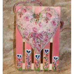 Künstlerische Wanddekoration ROSENHERZERL Herzkissen auf einer Mini-Palette aus Holz Geldgeschenk