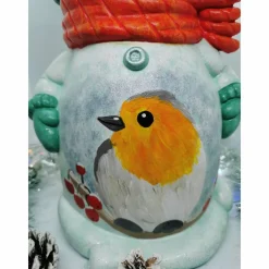 Knuffiger Schneemann mit Vogel