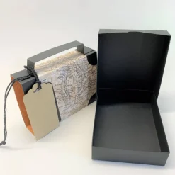 Koffer aus Karton – Handgemachte Geschenkverpackung für Urlaub, Reisegutschein oder Geldgeschenk (15x11x3,5cm)