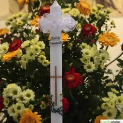 Kommunionkerze Efeuranke grün mit Kreuz und Kelch, weiß, schlank, handverziert, Kommunionkerze mit Namen und Datum für