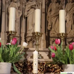 Kommunionkerze grün/gold mit Kreuz, Kelch und Wasser auf weißen Kacheln, handverziert, Kommunionkerze mit Namen und Datu