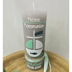 Kommunionkerze Rustikkerze Grau mit Segelboot und christlichen Symbolen