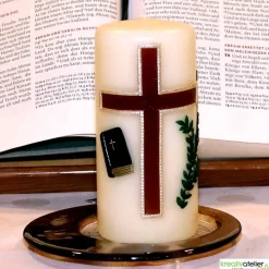 Konfirmationskerze in Elfenbein mit braunem Kreuz & Bibel – Optional mit Konfirmationsspruch