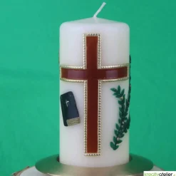 Konfirmationskerze in Elfenbein mit braunem Kreuz & Bibel – Optional mit Konfirmationsspruch